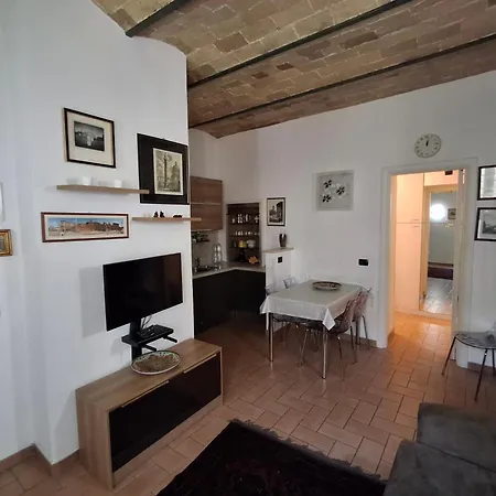 Elegante Immerso Nei Fori Imperiali *